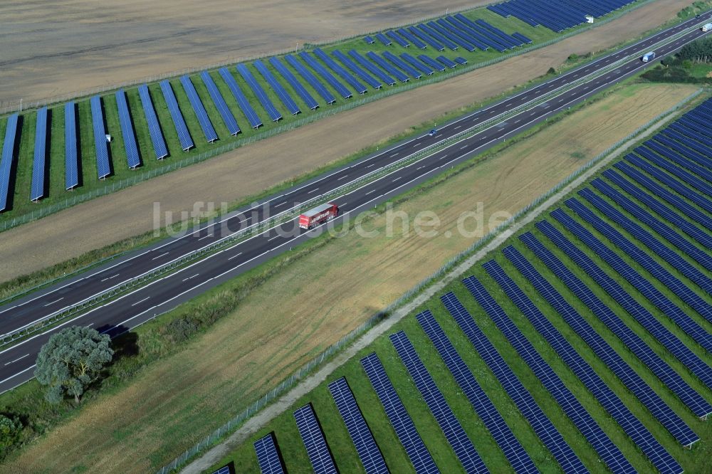 Luftbild Kuckuck - Solarfelder eines Photovoltaik- Kraftwerkes entlang des verlaufes der Autobahn A24 bei Kuckuck im Bundesland Brandenburg