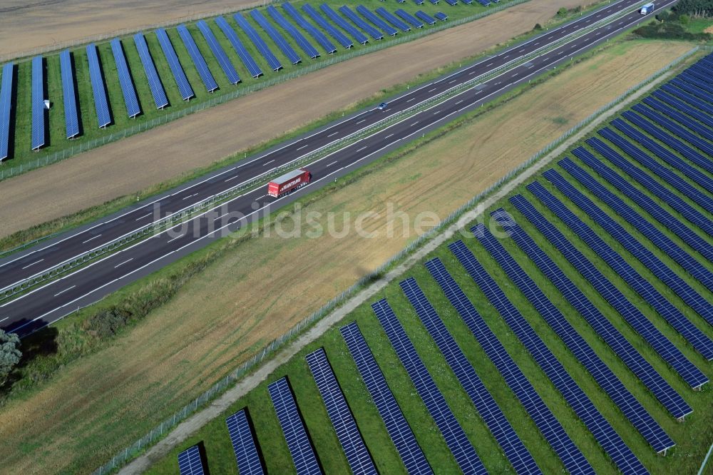 Luftaufnahme Kuckuck - Solarfelder eines Photovoltaik- Kraftwerkes entlang des verlaufes der Autobahn A24 bei Kuckuck im Bundesland Brandenburg