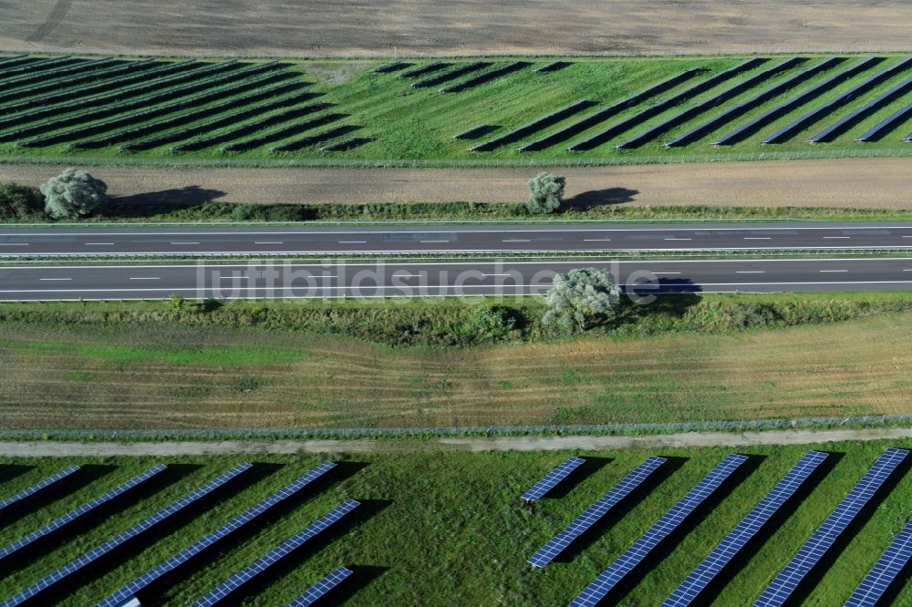 Kuckuck von oben - Solarfelder eines Photovoltaik- Kraftwerkes entlang des verlaufes der Autobahn A24 bei Kuckuck im Bundesland Brandenburg