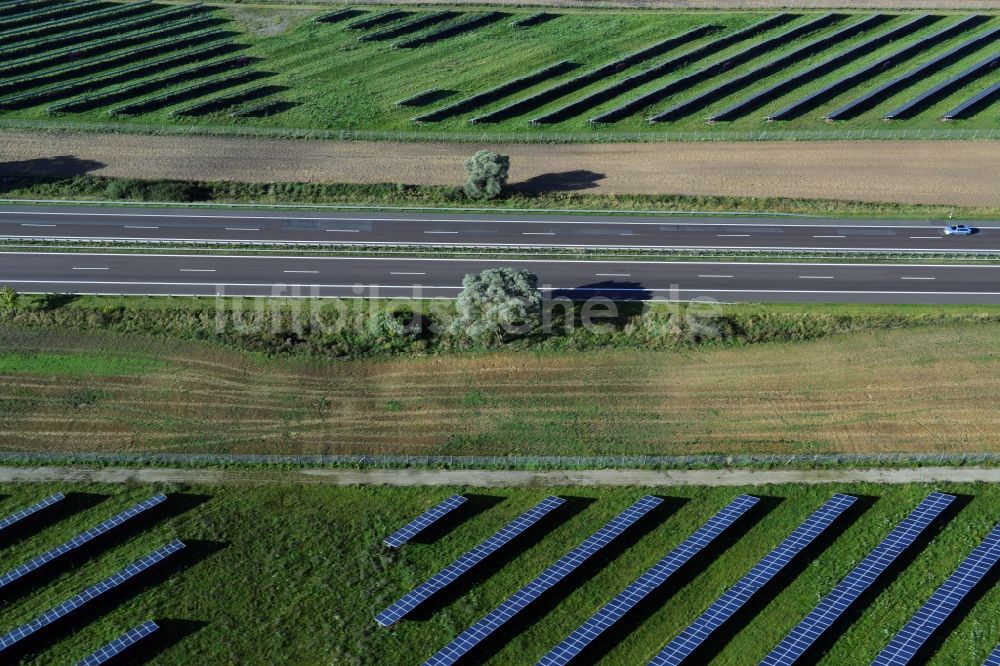 Kuckuck aus der Vogelperspektive: Solarfelder eines Photovoltaik- Kraftwerkes entlang des verlaufes der Autobahn A24 bei Kuckuck im Bundesland Brandenburg