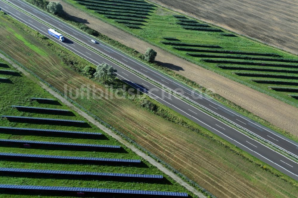 Luftbild Kuckuck - Solarfelder eines Photovoltaik- Kraftwerkes entlang des verlaufes der Autobahn A24 bei Kuckuck im Bundesland Brandenburg