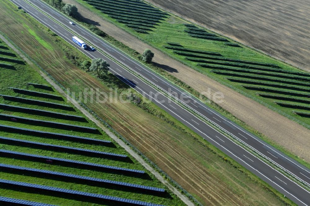 Luftaufnahme Kuckuck - Solarfelder eines Photovoltaik- Kraftwerkes entlang des verlaufes der Autobahn A24 bei Kuckuck im Bundesland Brandenburg