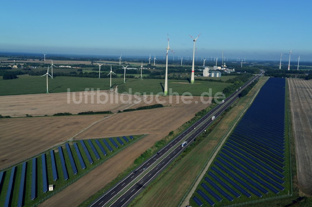 Kuckuck von oben - Solarfelder eines Photovoltaik- Kraftwerkes entlang des verlaufes der Autobahn A24 bei Kuckuck im Bundesland Brandenburg