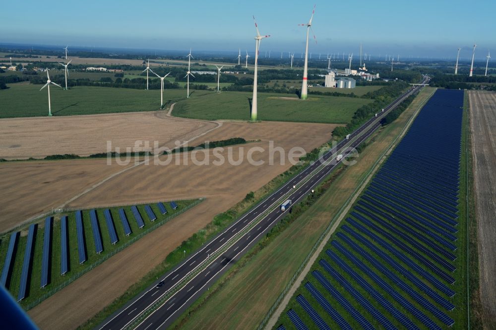 Kuckuck aus der Vogelperspektive: Solarfelder eines Photovoltaik- Kraftwerkes entlang des verlaufes der Autobahn A24 bei Kuckuck im Bundesland Brandenburg