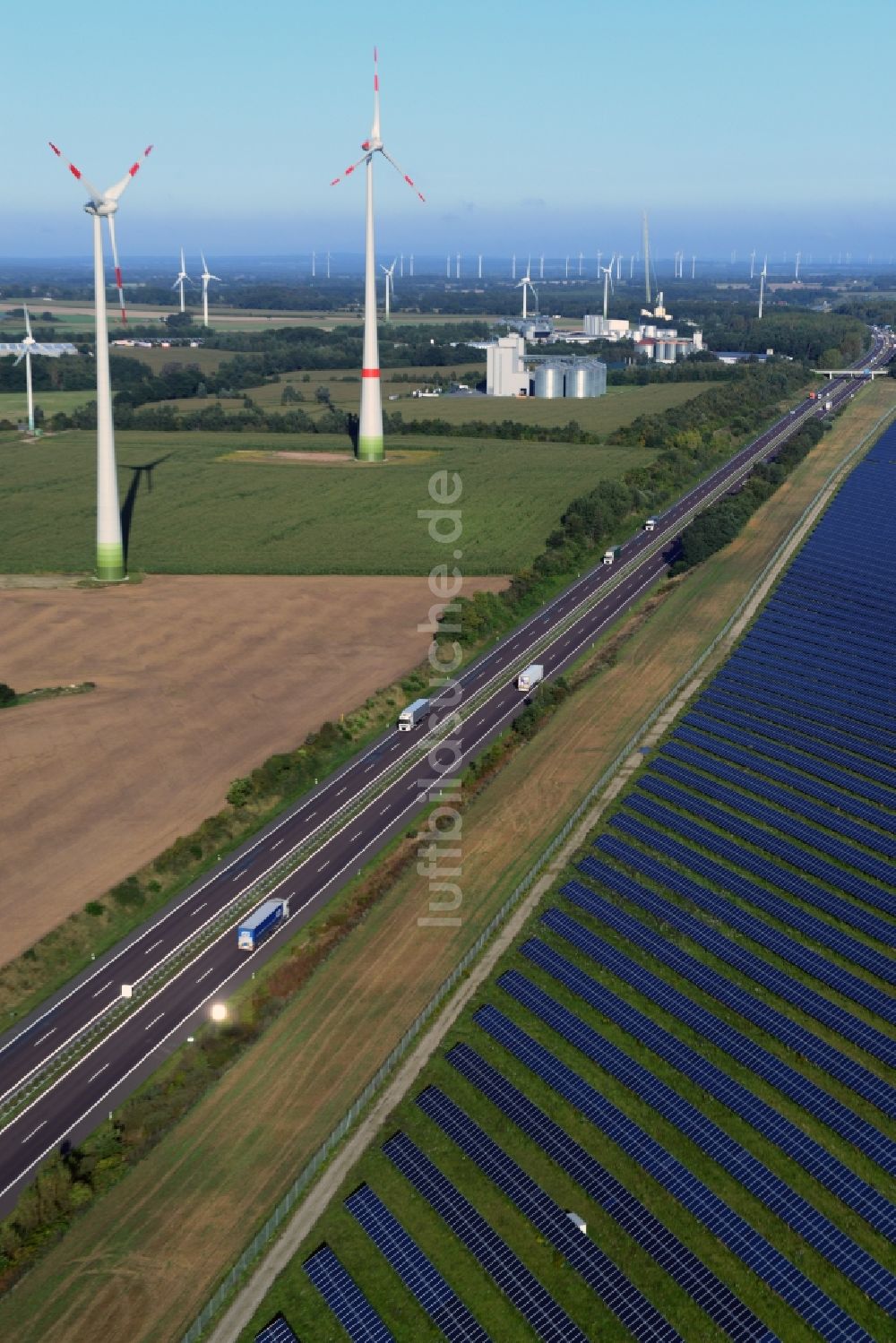 Luftbild Kuckuck - Solarfelder eines Photovoltaik- Kraftwerkes entlang des verlaufes der Autobahn A24 bei Kuckuck im Bundesland Brandenburg