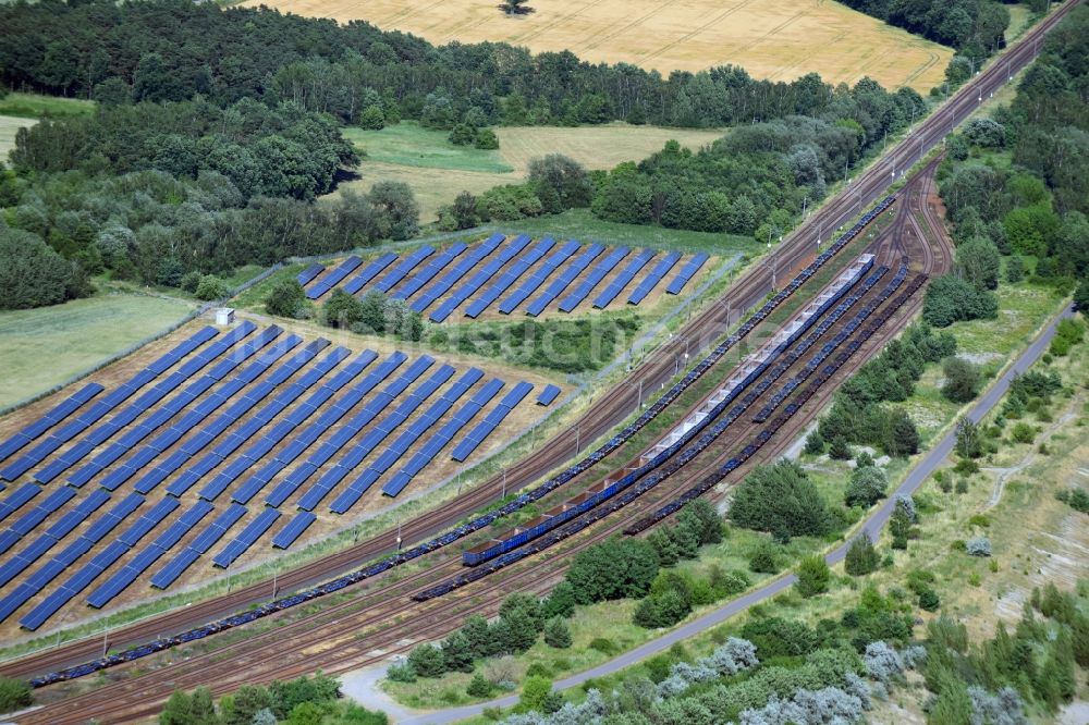 Luftaufnahme Großräschen - Solarfelder eines Photovoltaik- Kraftwerkes am Rangierbahnhof und Güterbahnhof der Deutschen Bahn in Großräschen im Bundesland Brandenburg, Deutschland