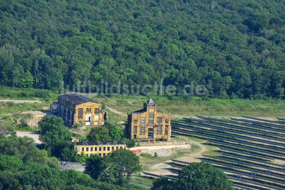 Luftbild Muldenstein - Solarfelder mit Photovoltaikanlagen am Solarkraftwerk an der Fassaden- Ruine des alten Rohrwerkes Muldenstein im Bundesland Sachsen-Anhalt