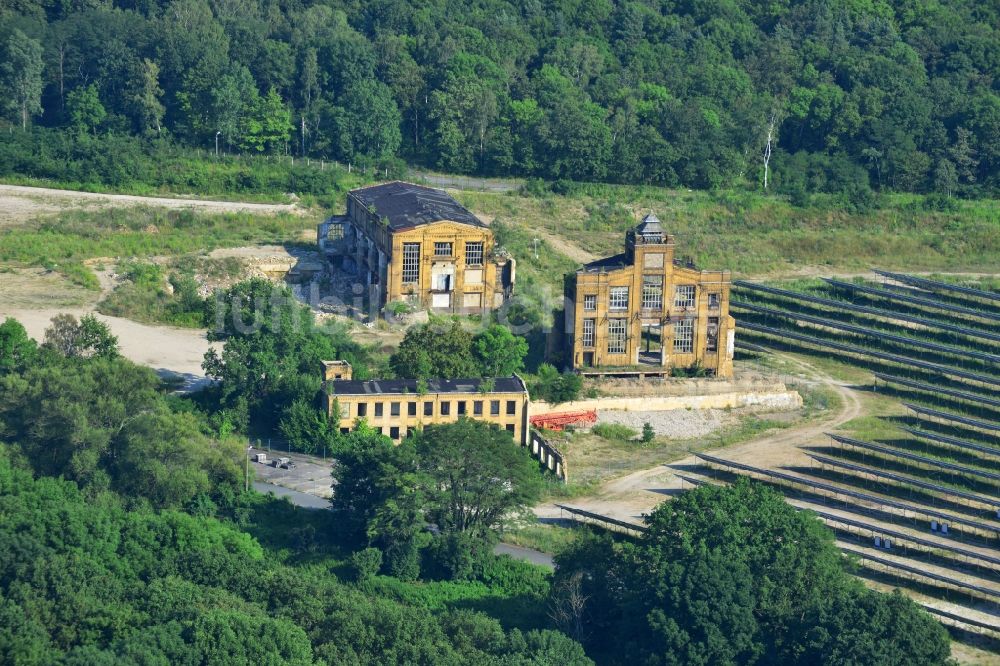 Luftaufnahme Muldenstein - Solarfelder mit Photovoltaikanlagen am Solarkraftwerk an der Fassaden- Ruine des alten Rohrwerkes Muldenstein im Bundesland Sachsen-Anhalt