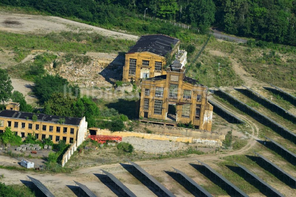 Muldenstein von oben - Solarfelder mit Photovoltaikanlagen am Solarkraftwerk an der Fassaden- Ruine des alten Rohrwerkes Muldenstein im Bundesland Sachsen-Anhalt