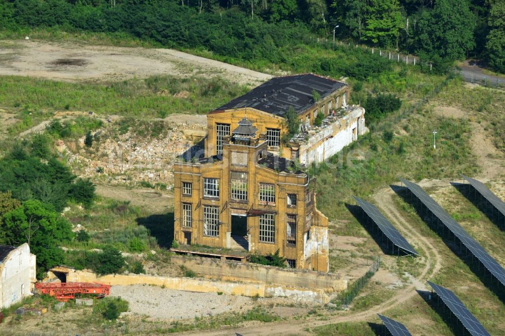 Luftbild Muldenstein - Solarfelder mit Photovoltaikanlagen am Solarkraftwerk an der Fassaden- Ruine des alten Rohrwerkes Muldenstein im Bundesland Sachsen-Anhalt