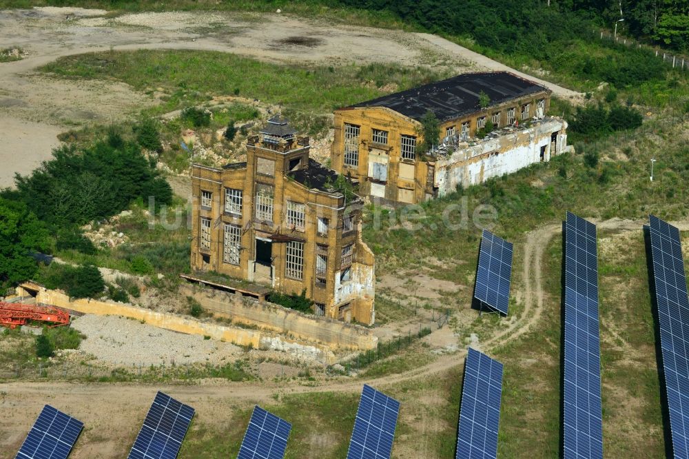 Luftaufnahme Muldenstein - Solarfelder mit Photovoltaikanlagen am Solarkraftwerk an der Fassaden- Ruine des alten Rohrwerkes Muldenstein im Bundesland Sachsen-Anhalt