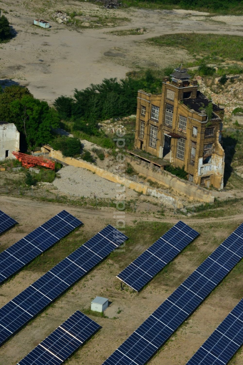 Muldenstein von oben - Solarfelder mit Photovoltaikanlagen am Solarkraftwerk an der Fassaden- Ruine des alten Rohrwerkes Muldenstein im Bundesland Sachsen-Anhalt