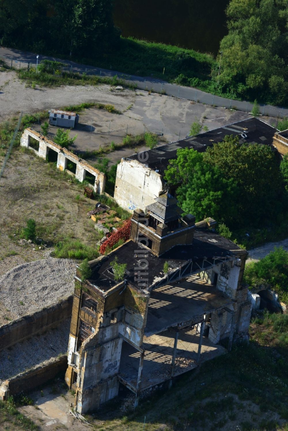 Luftbild Muldenstein - Solarfelder mit Photovoltaikanlagen am Solarkraftwerk an der Fassaden- Ruine des alten Rohrwerkes Muldenstein im Bundesland Sachsen-Anhalt