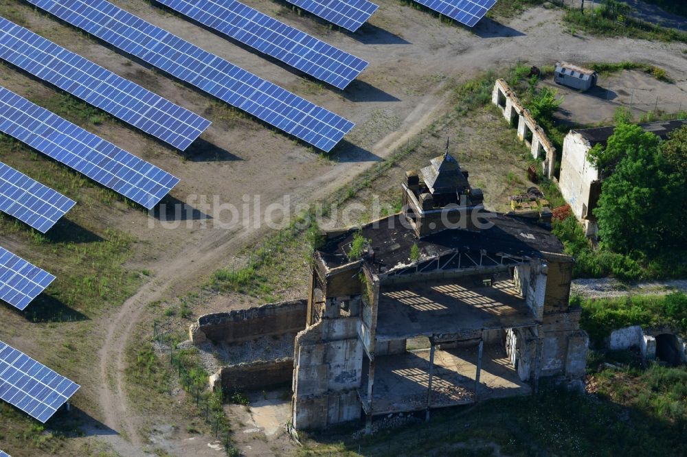 Muldenstein von oben - Solarfelder mit Photovoltaikanlagen am Solarkraftwerk an der Fassaden- Ruine des alten Rohrwerkes Muldenstein im Bundesland Sachsen-Anhalt