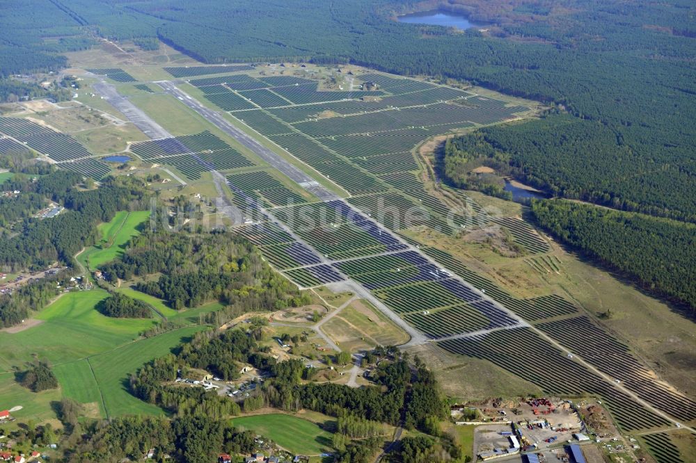 Luftbild Eberswalde - Solarfelder des Solarstrom-Kraftwerks auf dem Flugplatz Eberswalde-Finow im Bundeslöand Brandenburg