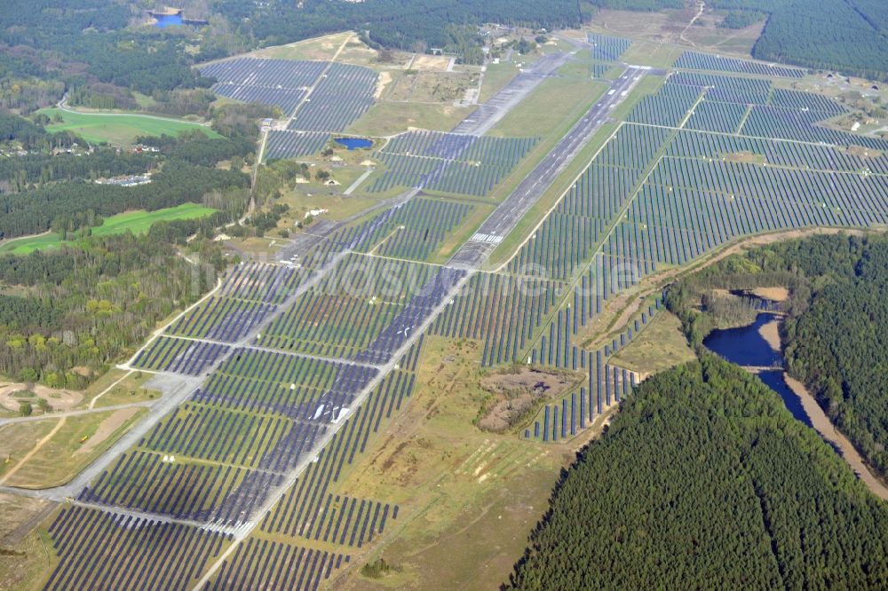 Luftbild Eberswalde - Solarfelder des Solarstrom-Kraftwerks auf dem Flugplatz Eberswalde-Finow im Bundeslöand Brandenburg