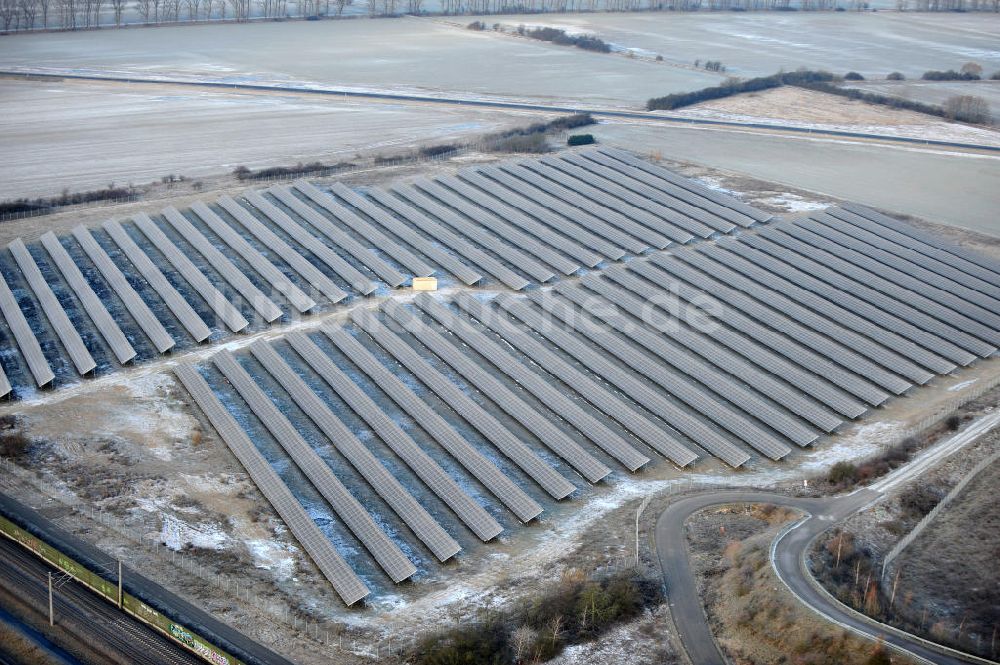 Oebisfelde aus der Vogelperspektive: Solarfelder am Stadtrand von Oebisfelde in Sachsen-Anhalt