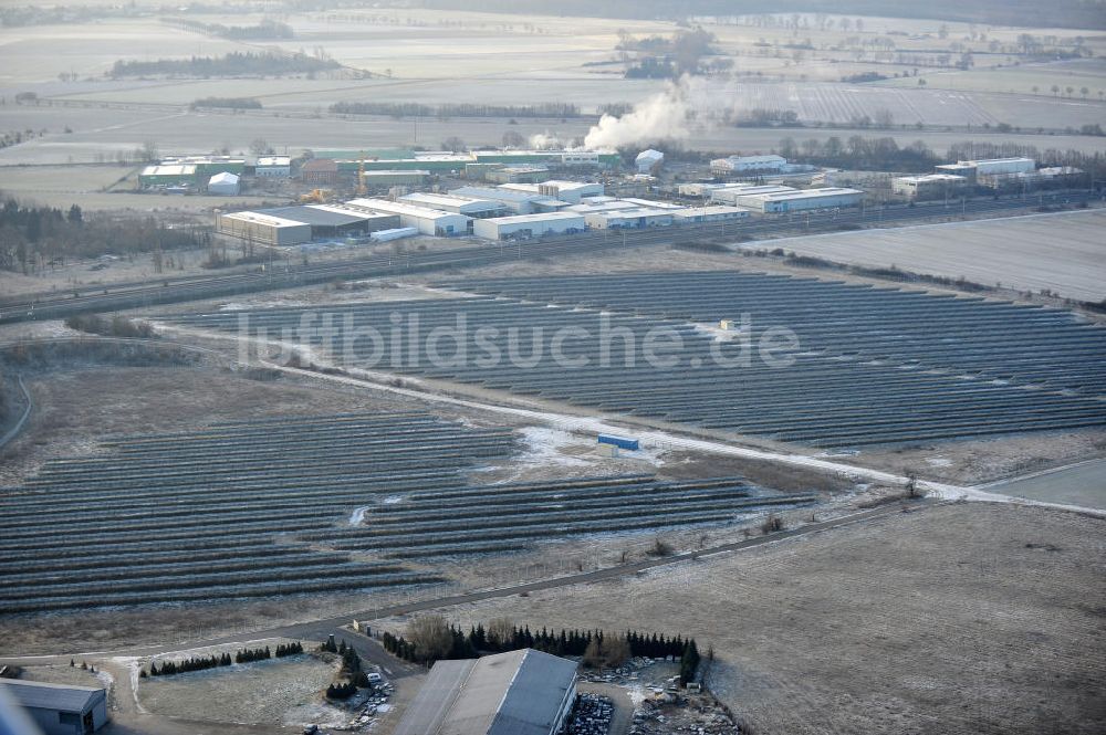 Oebisfelde aus der Vogelperspektive: Solarfelder am Stadtrand von Oebisfelde in Sachsen-Anhalt