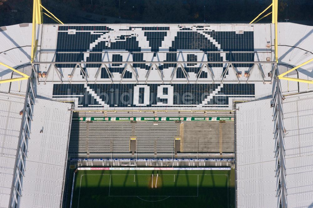 Luftaufnahme Dortmund - Solarflächen / Solarpaneele als BVB - Logo aufgerüstetes Dach des Borusseum , dem Stadion Signal Iduna Park in Dortmund