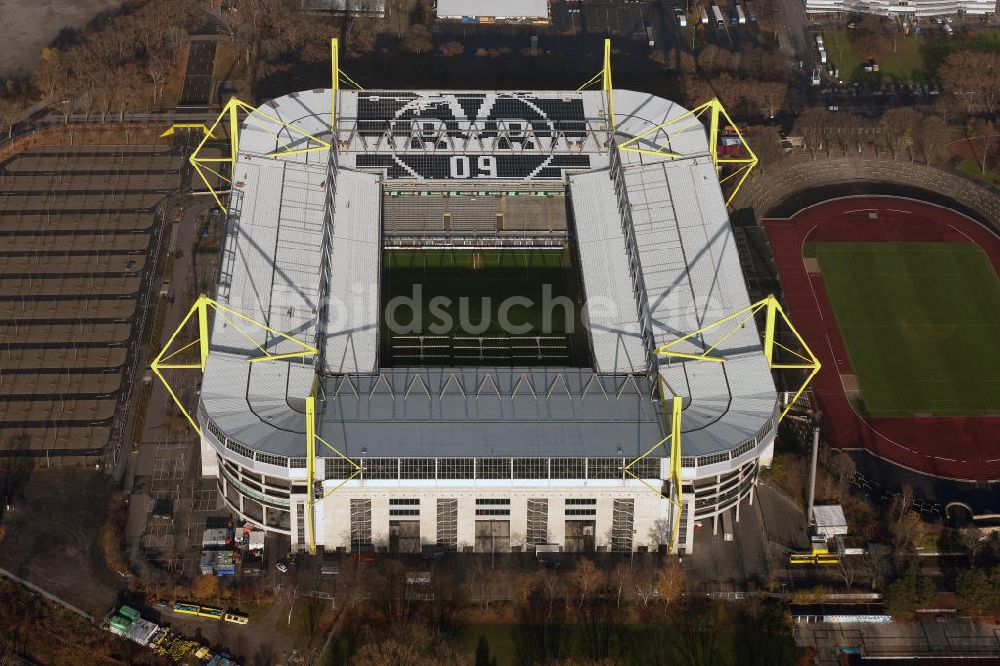 Dortmund von oben - Solarflächen / Solarpaneele als BVB - Logo aufgerüstetes Dach des Borusseum , dem Stadion Signal Iduna Park in Dortmund