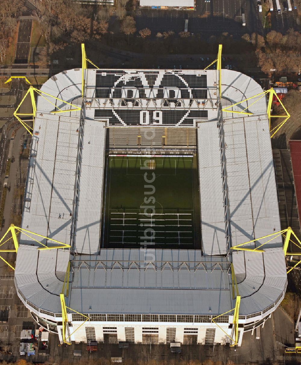 Luftbild Dortmund - Solarflächen / Solarpaneele als BVB - Logo aufgerüstetes Dach des Borusseum , dem Stadion Signal Iduna Park in Dortmund