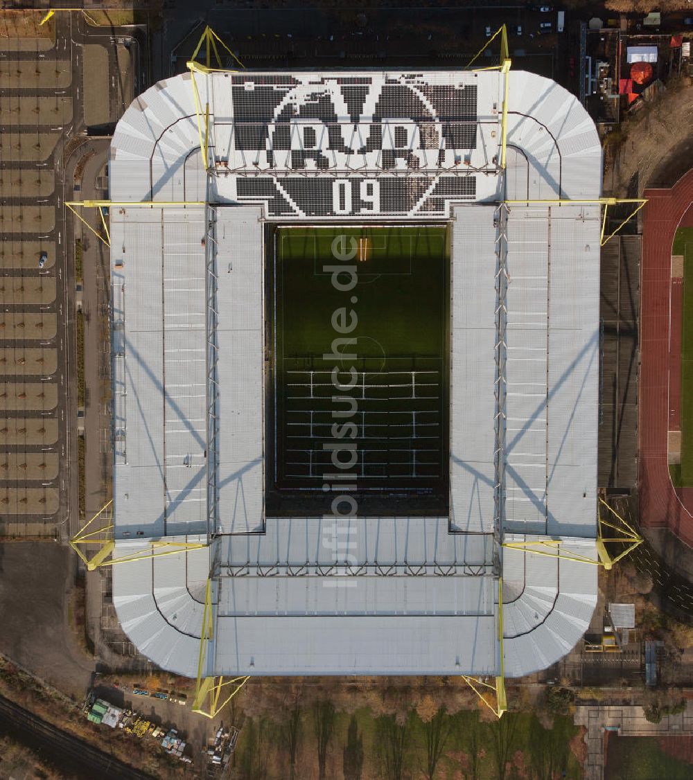 Dortmund von oben - Solarflächen / Solarpaneele als BVB - Logo aufgerüstetes Dach des Borusseum , dem Stadion Signal Iduna Park in Dortmund