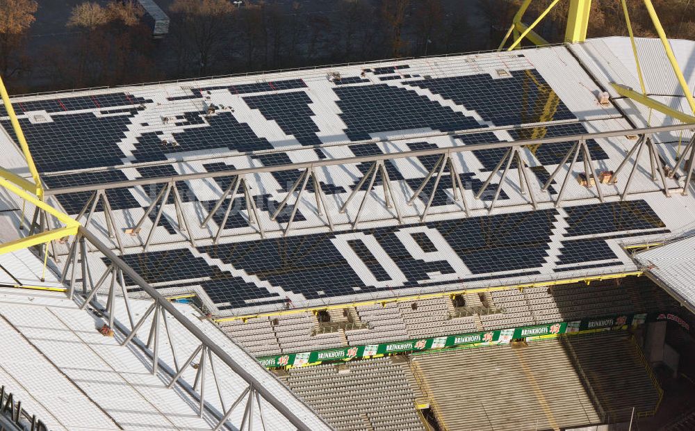 Dortmund aus der Vogelperspektive: Solarflächen / Solarpaneele als BVB - Logo aufgerüstetes Dach des Borusseum , dem Stadion Signal Iduna Park in Dortmund