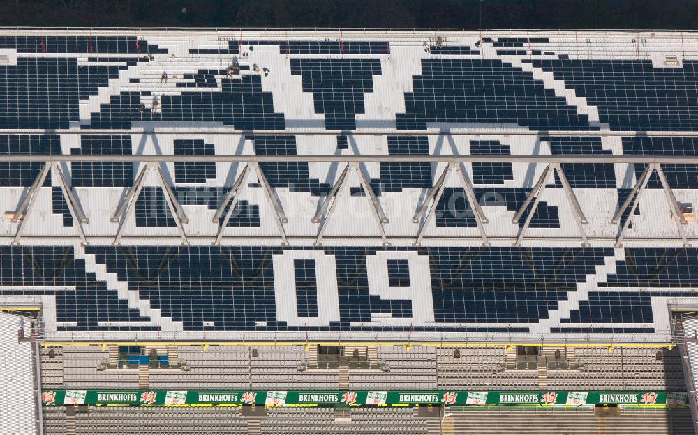 Luftaufnahme Dortmund - Solarflächen / Solarpaneele als BVB - Logo aufgerüstetes Dach des Borusseum , dem Stadion Signal Iduna Park in Dortmund