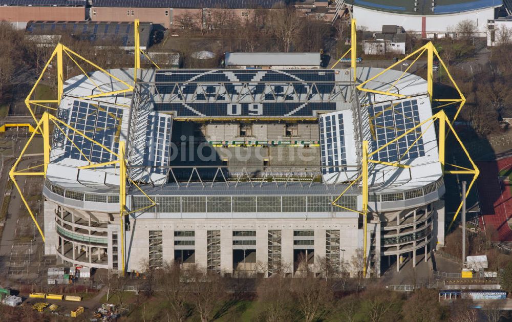 Luftbild Dortmund - Solarflächen / Solarpaneele als BVB - Logo aufgerüstetes Dach des Borusseum , dem Stadion Signal Iduna Park in Dortmund