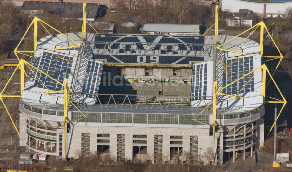 Luftaufnahme Dortmund - Solarflächen / Solarpaneele als BVB - Logo aufgerüstetes Dach des Borusseum , dem Stadion Signal Iduna Park in Dortmund