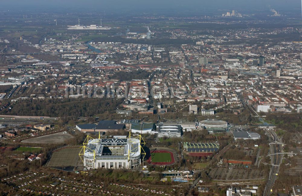 Dortmund von oben - Solarflächen / Solarpaneele als BVB - Logo aufgerüstetes Dach des Borusseum , dem Stadion Signal Iduna Park in Dortmund