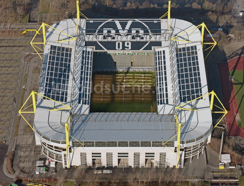 Luftbild Dortmund - Solarflächen / Solarpaneele als BVB - Logo aufgerüstetes Dach des Borusseum , dem Stadion Signal Iduna Park in Dortmund