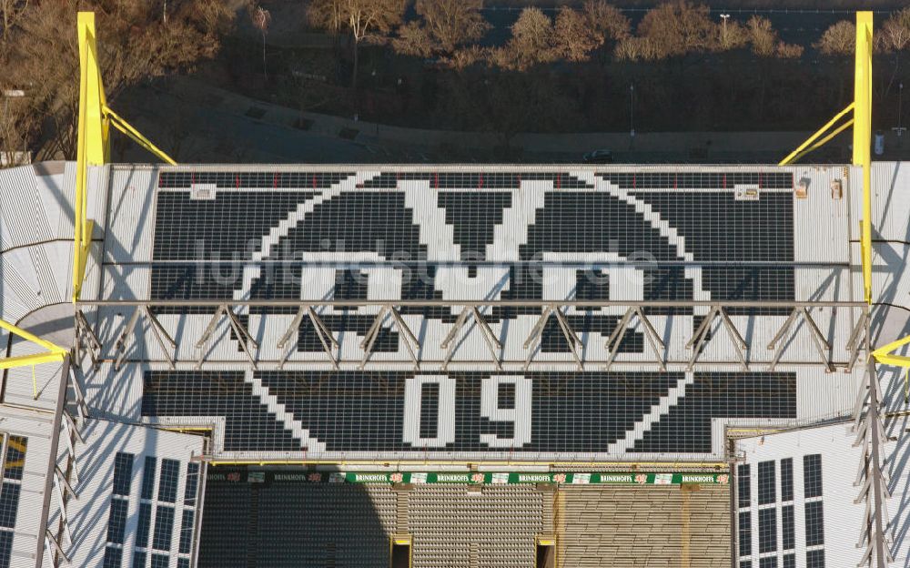 Luftaufnahme Dortmund - Solarflächen / Solarpaneele als BVB - Logo aufgerüstetes Dach des Borusseum , dem Stadion Signal Iduna Park in Dortmund