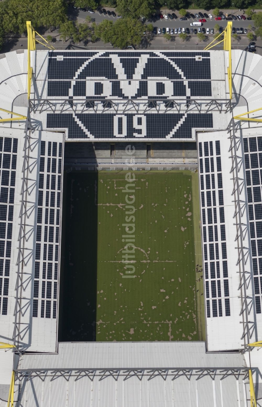 Dortmund aus der Vogelperspektive: Solarflächen / Solarpaneele als BVB - Logo aufgerüstetes Dach des Borusseum , dem Stadion Signal Iduna Park in Dortmund