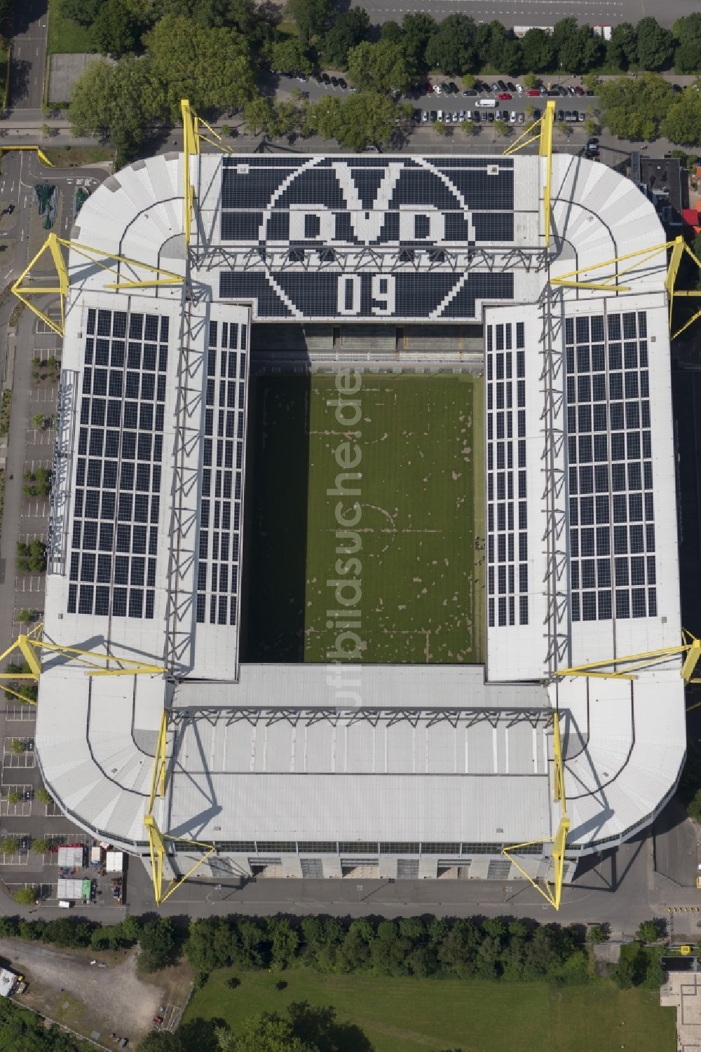 Luftbild Dortmund - Solarflächen / Solarpaneele als BVB - Logo aufgerüstetes Dach des Borusseum , dem Stadion Signal Iduna Park in Dortmund