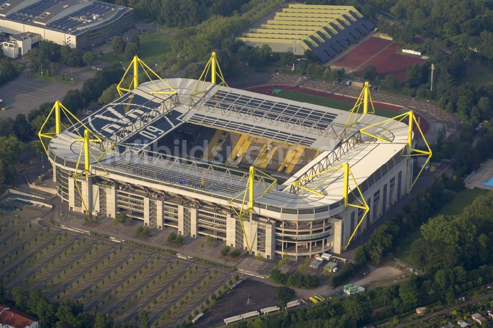 Luftaufnahme Dortmund - Solarflächen / Solarpaneele als BVB - Logo aufgerüstetes Dach des Borusseum , dem Stadion Signal Iduna Park in Dortmund