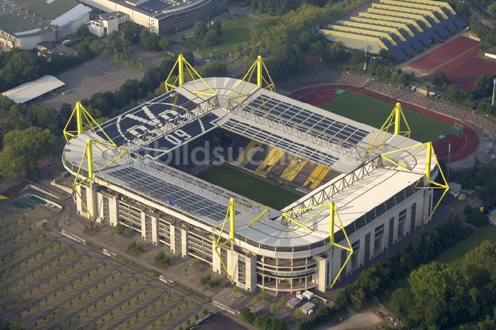 Dortmund von oben - Solarflächen / Solarpaneele als BVB - Logo aufgerüstetes Dach des Borusseum , dem Stadion Signal Iduna Park in Dortmund