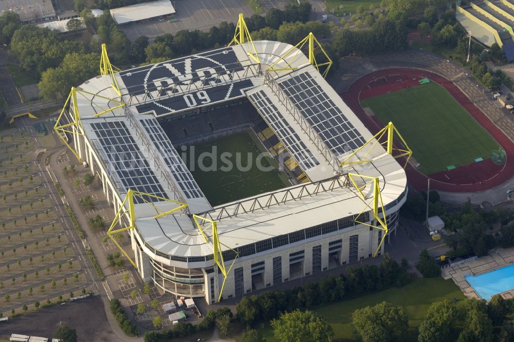 Dortmund aus der Vogelperspektive: Solarflächen / Solarpaneele als BVB - Logo aufgerüstetes Dach des Borusseum , dem Stadion Signal Iduna Park in Dortmund