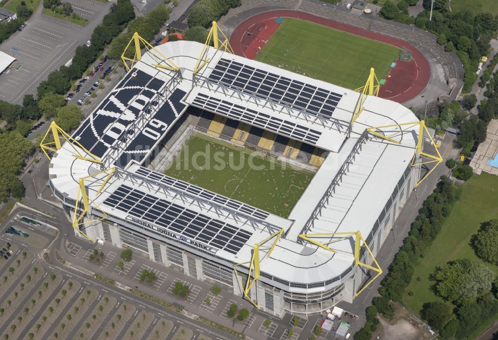 Luftbild Dortmund - Solarflächen / Solarpaneele als BVB - Logo aufgerüstetes Dach des Borusseum , dem Stadion Signal Iduna Park in Dortmund