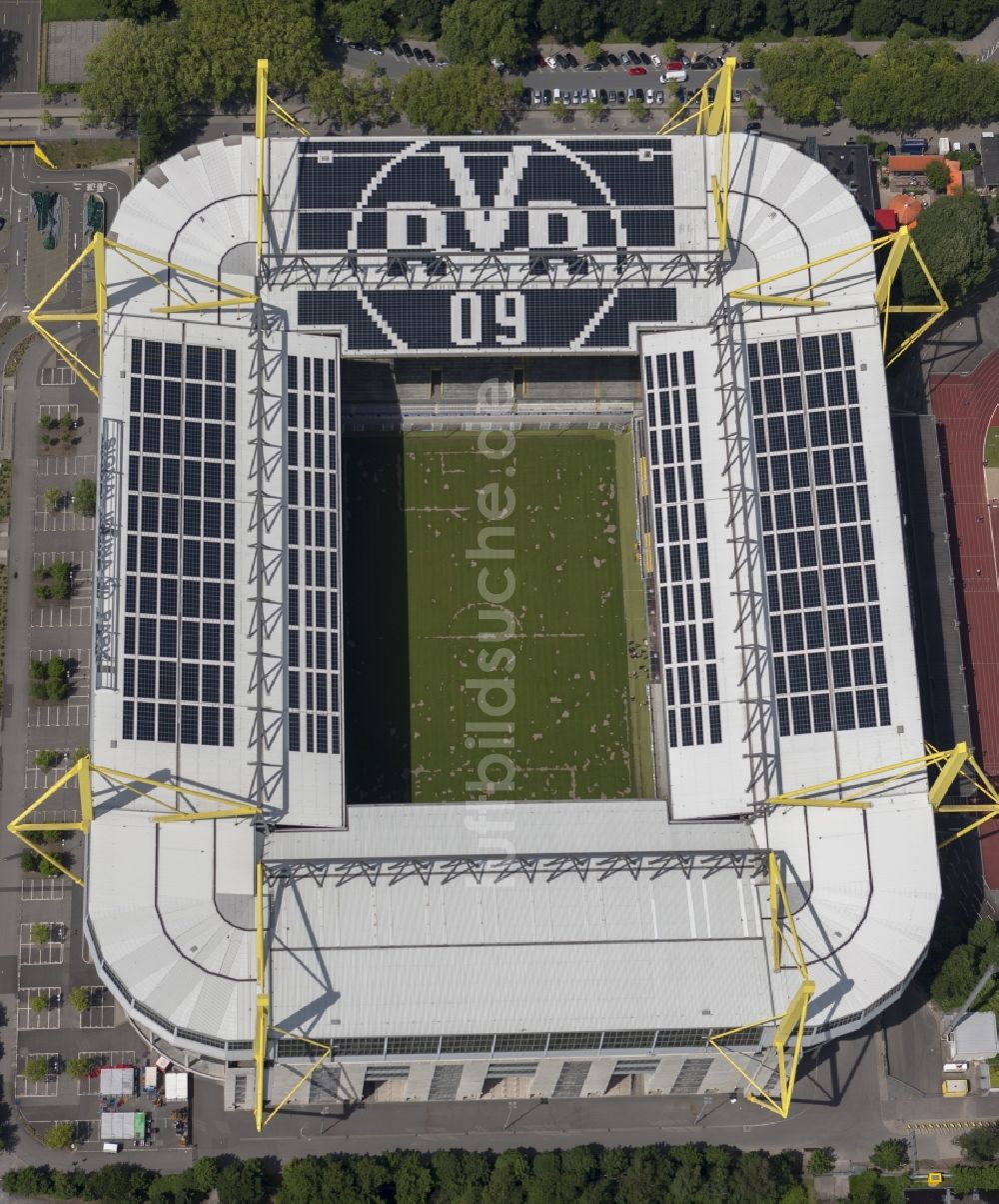 Luftaufnahme Dortmund - Solarflächen / Solarpaneele als BVB - Logo aufgerüstetes Dach des Borusseum , dem Stadion Signal Iduna Park in Dortmund