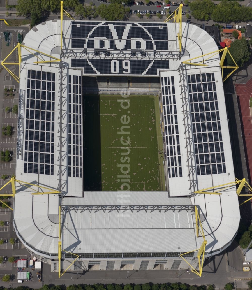 Dortmund von oben - Solarflächen / Solarpaneele als BVB - Logo aufgerüstetes Dach des Borusseum , dem Stadion Signal Iduna Park in Dortmund