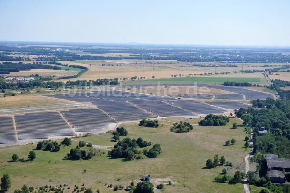 Zerbst von oben - Solarkraftwerk auf dem Flugplatz Zerbst in Sachsen-Anhalt