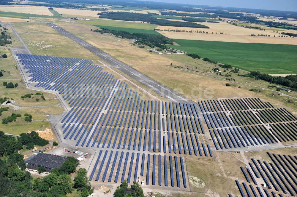 Zerbst aus der Vogelperspektive: Solarkraftwerk auf dem Flugplatz Zerbst in Sachsen-Anhalt