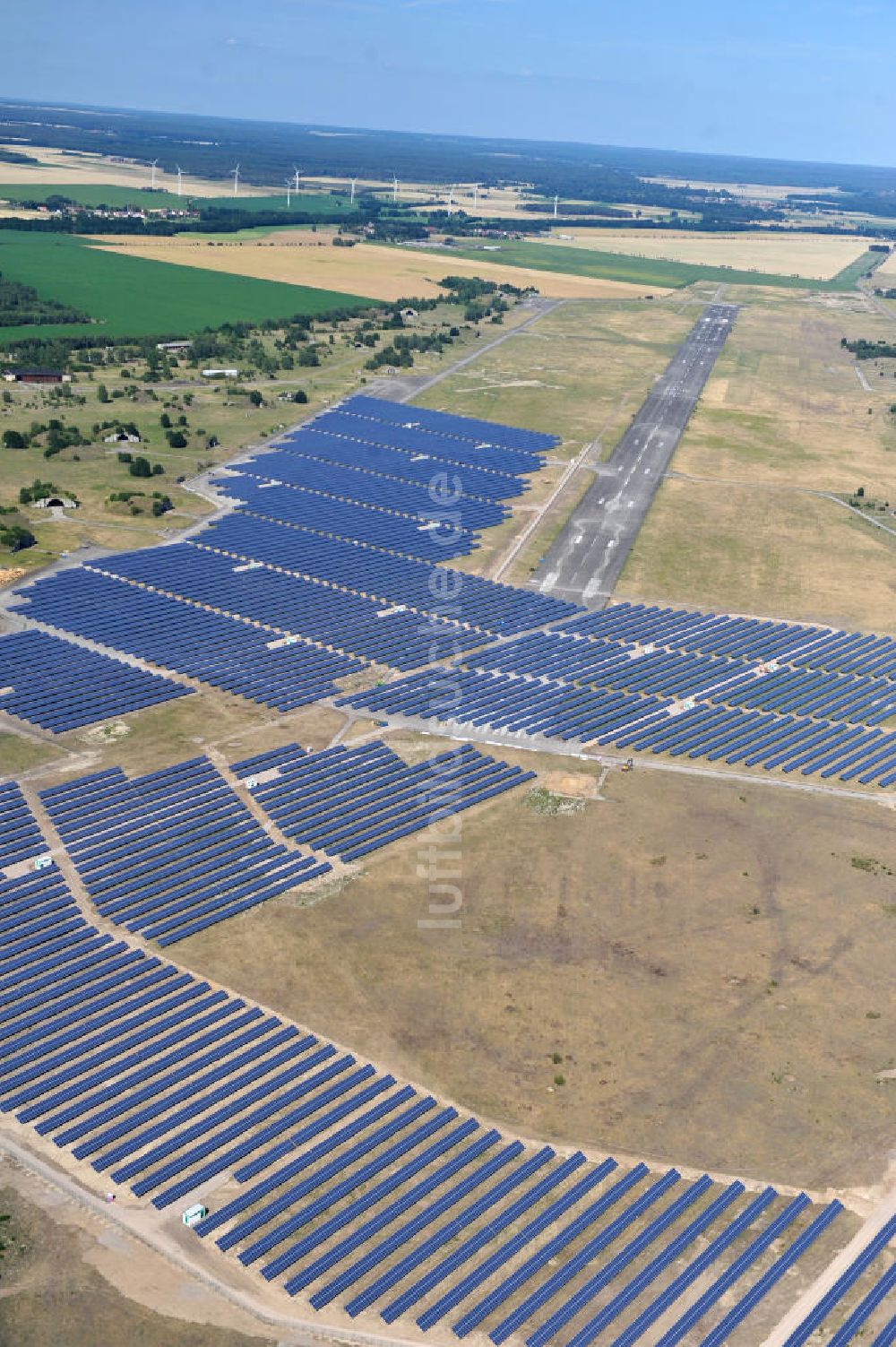 Luftaufnahme Zerbst - Solarkraftwerk auf dem Flugplatz Zerbst in Sachsen-Anhalt