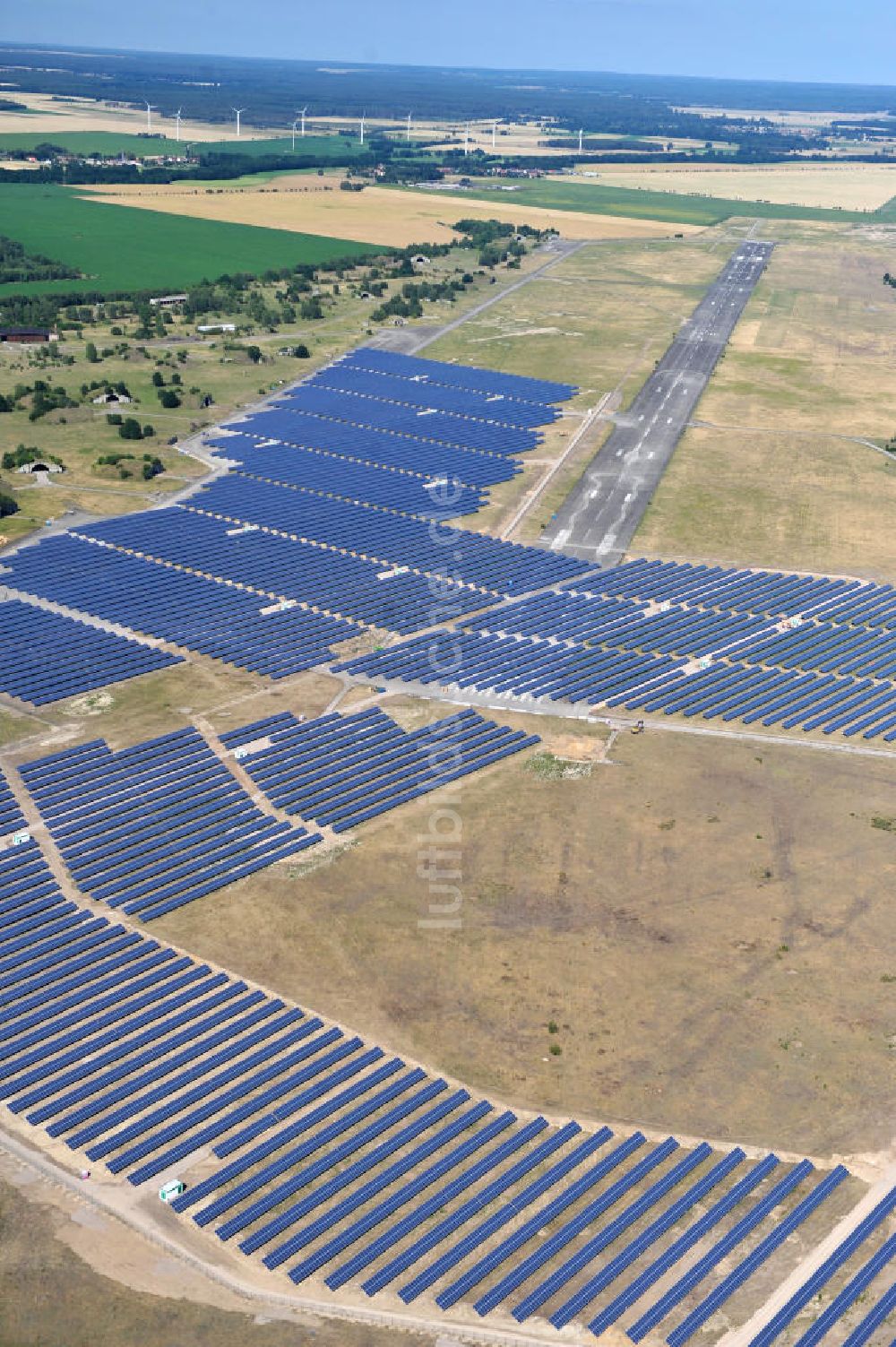 Zerbst von oben - Solarkraftwerk auf dem Flugplatz Zerbst in Sachsen-Anhalt