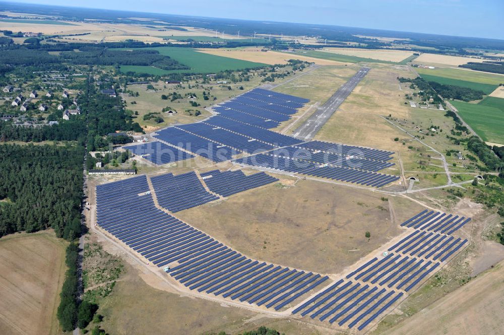 Zerbst aus der Vogelperspektive: Solarkraftwerk auf dem Flugplatz Zerbst in Sachsen-Anhalt