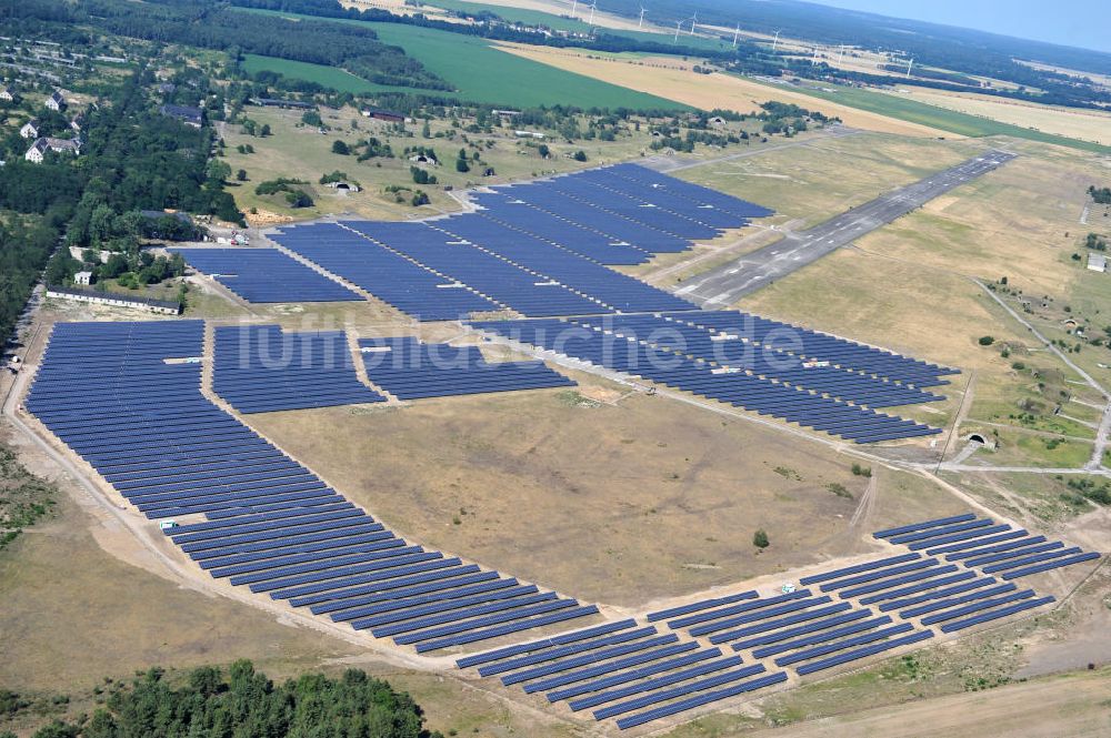 Zerbst von oben - Solarkraftwerk auf dem Flugplatz Zerbst in Sachsen-Anhalt