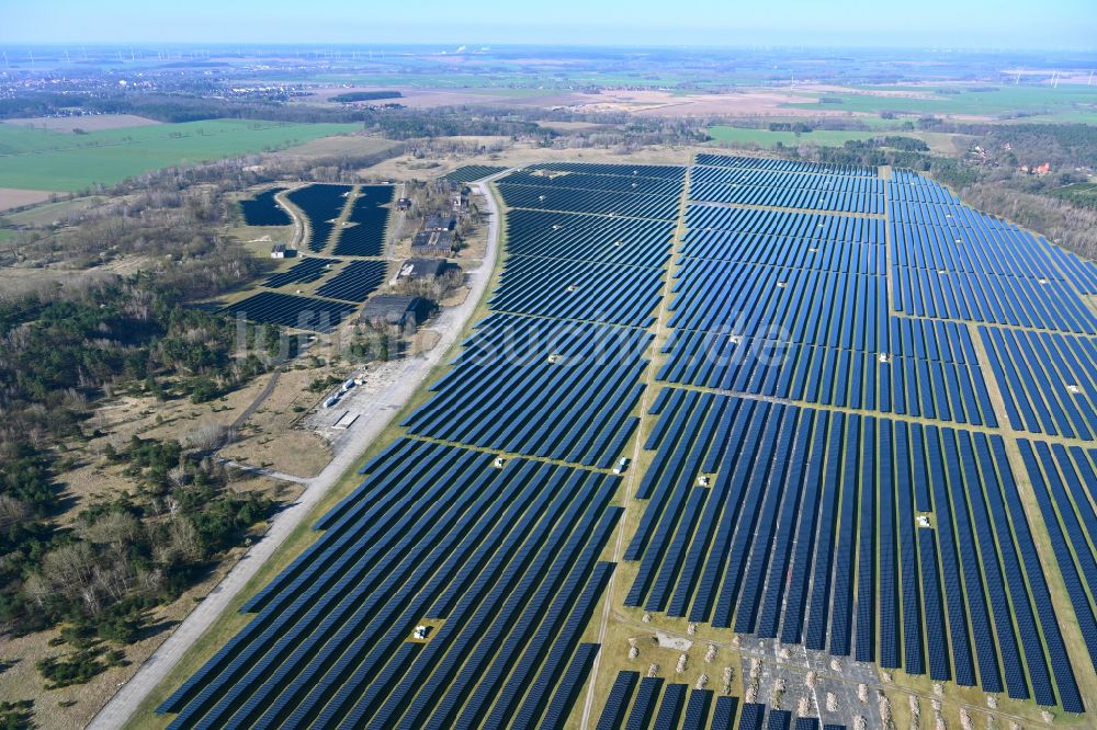 Alt Daber von oben - Solarkraftwerk und Photovoltaik- Anlagen auf dem alten Flugplatz in Alt Daber im Bundesland Brandenburg, Deutschland