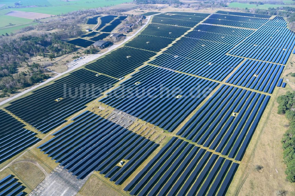 Alt Daber aus der Vogelperspektive: Solarkraftwerk und Photovoltaik- Anlagen auf dem alten Flugplatz in Alt Daber im Bundesland Brandenburg, Deutschland