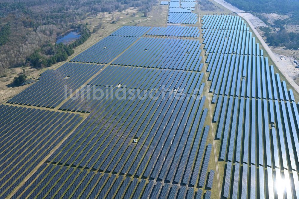 Luftaufnahme Alt Daber - Solarkraftwerk und Photovoltaik- Anlagen auf dem alten Flugplatz in Alt Daber im Bundesland Brandenburg, Deutschland